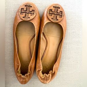 Tory Burch Minnie Leather Logo Flat in Saddle